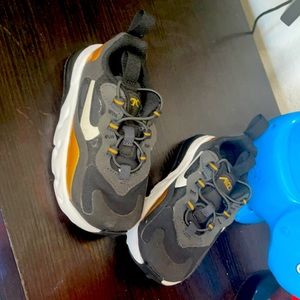 Black and gold 6c toddler nikes